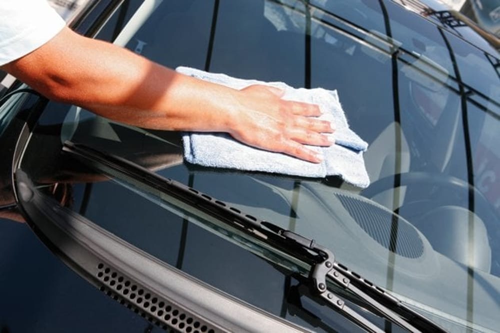 Come pulire i vetri auto senza lasciare aloni - Essere Carrozzieri